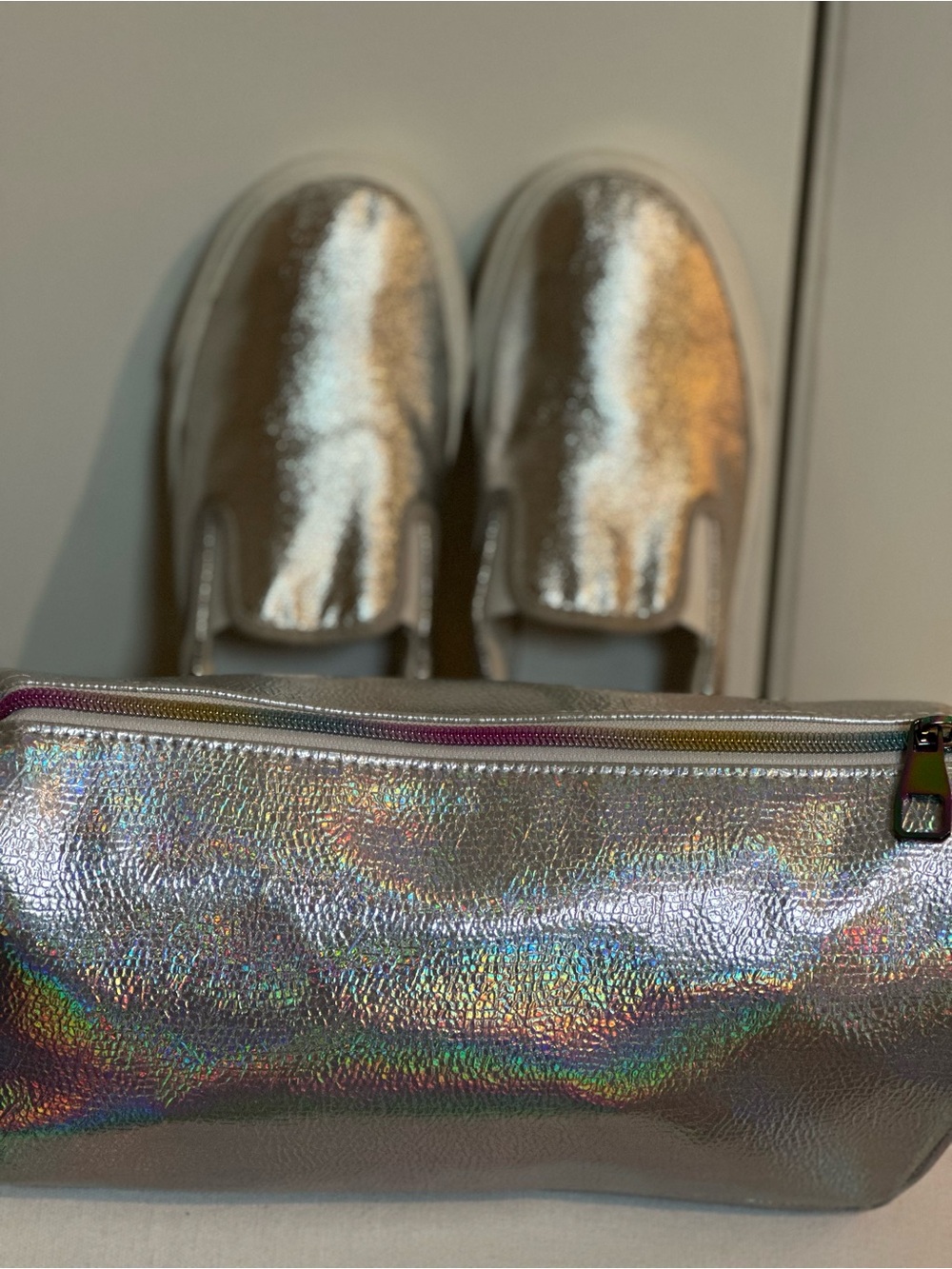 Holographic Silver Women’s Zip Pouch Bag & silver sneakers